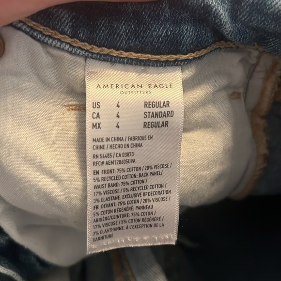 American Eagle High Rise Strigid Ripped Mom Jeans Size 4 Regular Medium Wash - Picture 13 of 14